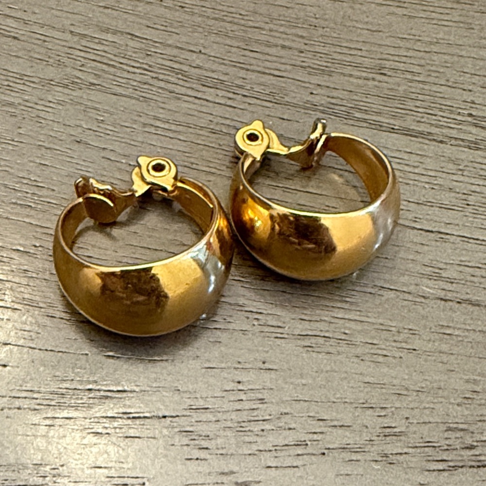💥LAST CHANCE💥 Vintage Monet Gold Tone Chunky Dome Clip On Signed 80s Classic